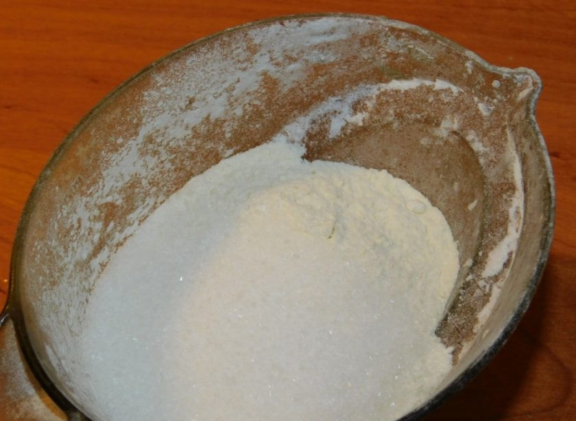 1. Этап. Творожные блины с карамельными яблоками: Муку просейте. Добавьте соду.