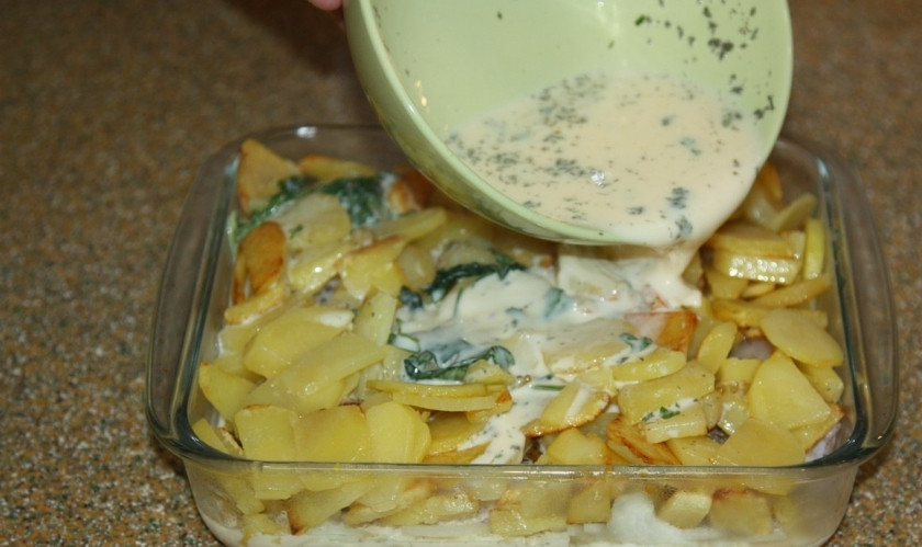 1. Этап. Конгрио в духовке: 8. Заливаем нашу рыбу с овощами и ждем, пока жидкость не распределится по всей поверхности.