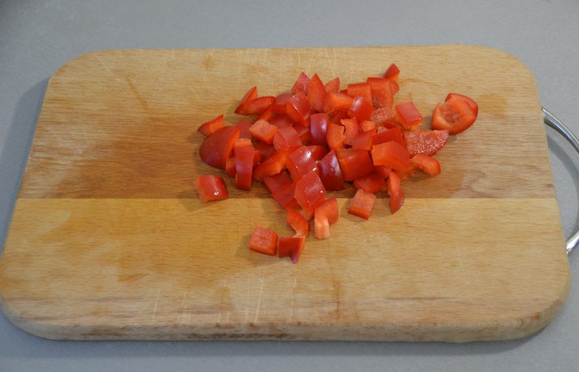 1. Этап. Овощное рагу в пакете для запекания: Болгарский перец порежьте кубиком.