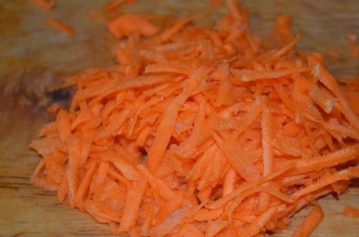 1. Этап. Тушеный картофель: 4. Очистите и натрите на терке морковь.