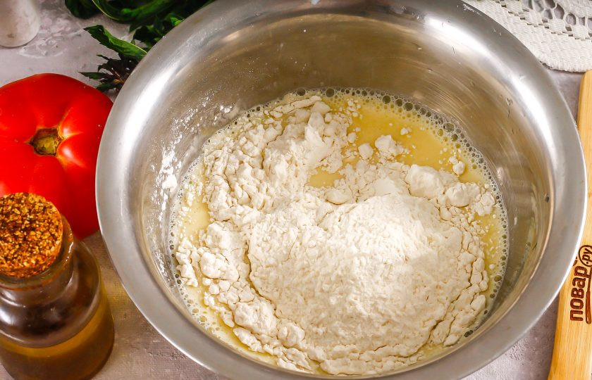 1. Этап. Мексиканские блины: Всыпьте пшеничную муку или замените ее рисовой мукой. Если хотите сделать блины на кукурузной муке, то все равно нужно добавить хотя бы часть пшеничной, иначе они будут рваться. Взбейте венчиком тесто.