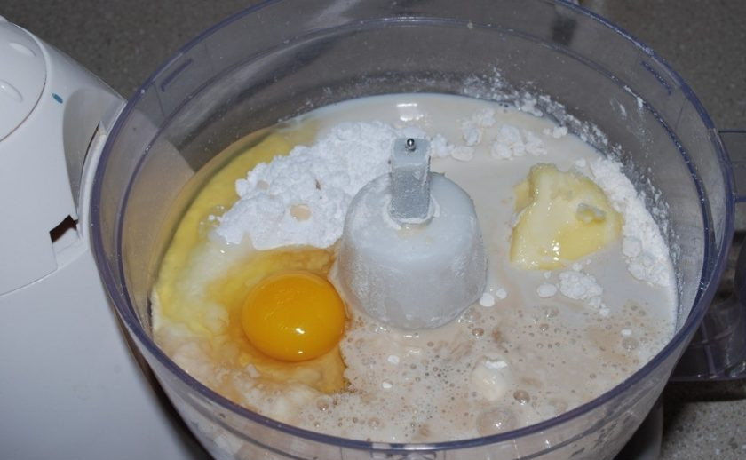 1. Этап. Плетенка с черносливом: 1. В чаше блендера смешайте муку, дрожжи, молоко, воду, яйцо, 1/4 чаши сливочного масла и соль. Замесите тесто.