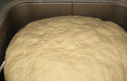 1. Этап. Тесто на баурсаки: 6. Осталось довериться технике. После замеса нужно оставить тесто примерно на 1.5-2 часа. Без хлебопечки этот процесс тоже не очень сложный: смешав все ингредиенты, нужно накрыть тесто чистым полотенцем и оставить в тепле.