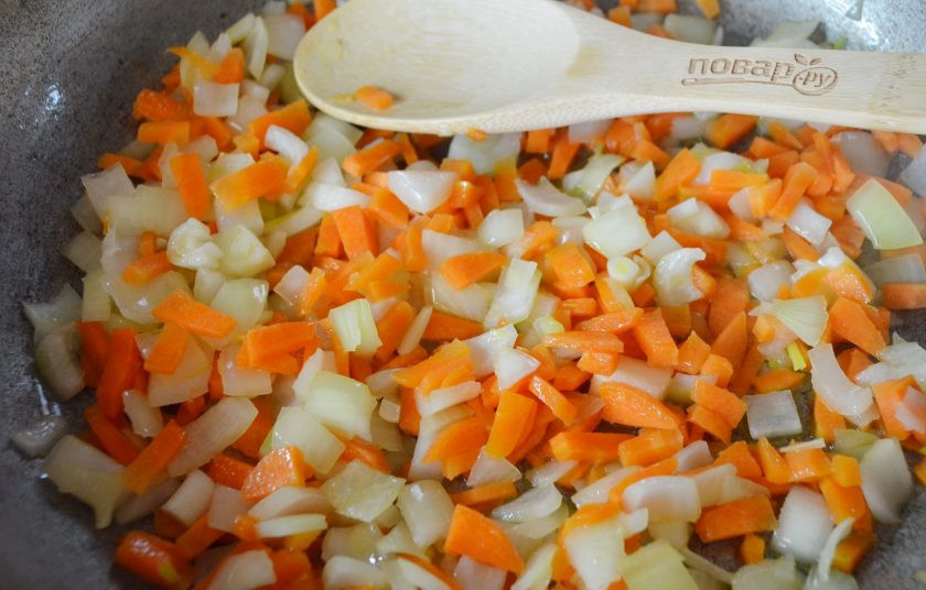 1. Этап. Плов на сковороде со свининой: Отправьте в горячее масло обжариваться сначала лук, через пять минут добавьте морковь и доведите овощи до полуготовности.