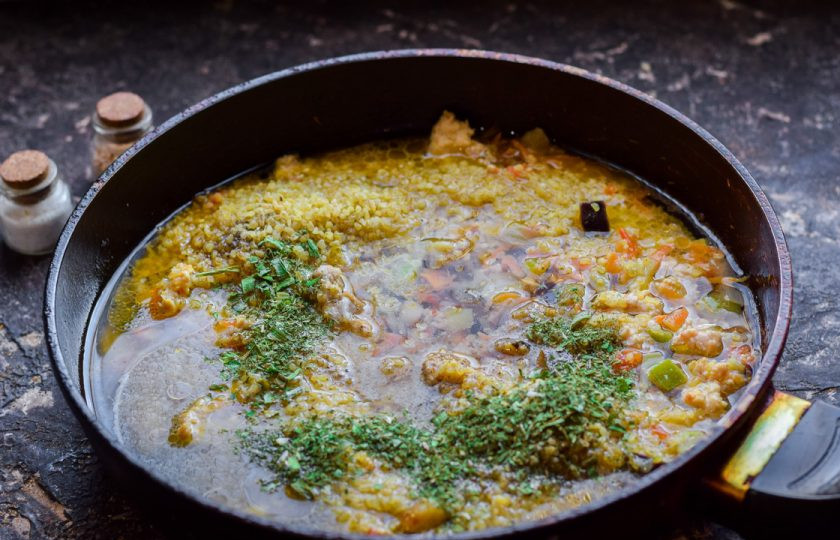 1. Этап. Булгур с фаршем: Залейте в сковороду воду, прикройте сковороду крышкой, готовьте на маленьком огне 25 минут. По желанию добавьте травы.