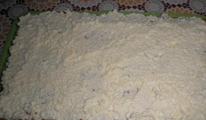 1. Этап. Творожный торт на скорую руку: Обильно смазываем печенье приготовленным кремом.