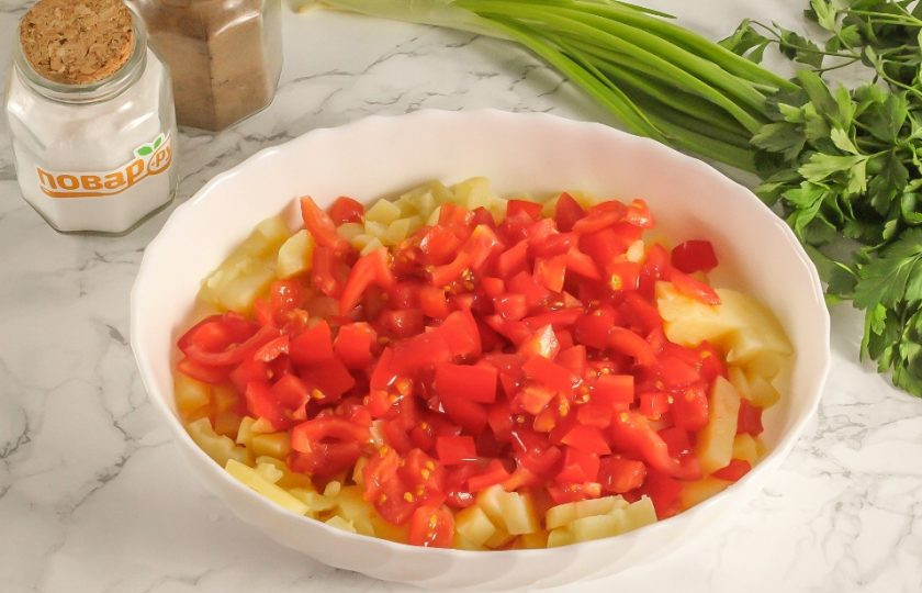 1. Этап. Салат Русские традиции с красной рыбой: Разделите помидоры черри на три части и две из них промойте, нарежьте мелкими кубиками. Слейте выделившийся сок, чтобы салат не 