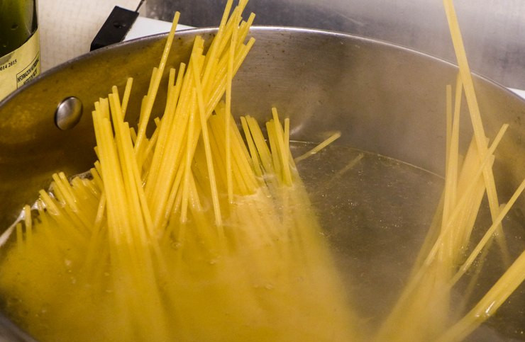 1. Этап. Паста с фрикадельками в томатном соусе: Пасту ставим вариться заранее, чтобы она была готова одновременно с соусом.