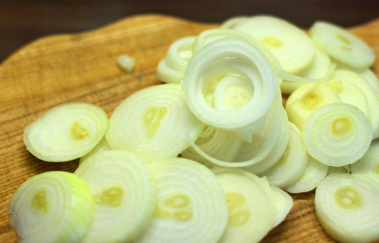 1. Этап. Шашлык по-кавказски из свинины: Лук нарезаем кольцами и полукольцами.