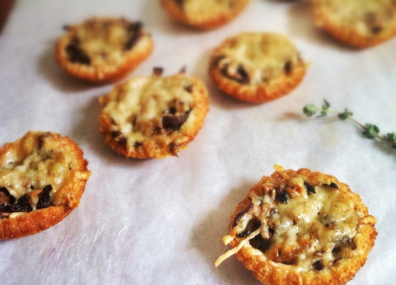 1. Этап. Тарталетки с маринованными грибами: 3. Запекать нужно недолго, примерно 15 минут при 200 градусах. Важно, чтобы края стали хрустящими, а сыр расплавился и заполнил собой тарталетки. Готово!