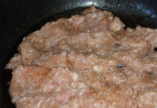 1. Этап. Суп-пюре из цветной капусты: Сковороду ставим на огонь. Наливаем растительное масло. Выкладываем мясной фарш.