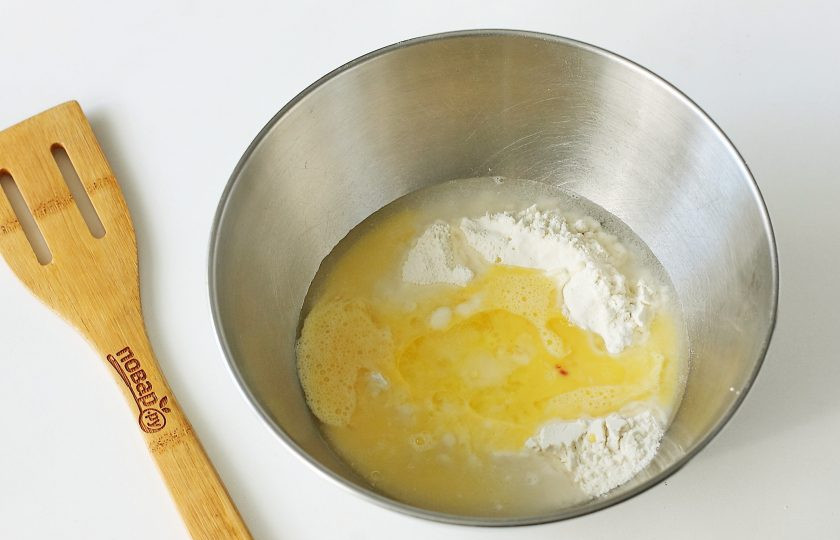 1. Этап. Штрудель с рыбой: Добавьте яйцо, растительное масло, воду и 0,5 ч.л. соли.