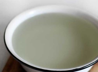 1. Этап. Суп Рамен: Процеживаем рыбный бульон через сито, застеленное салфетками.