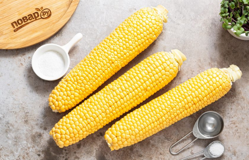 1. Этап. Кукуруза сладкая консервированная: Кукурузу помойте, очистите от листьев и оборвите все волоски.