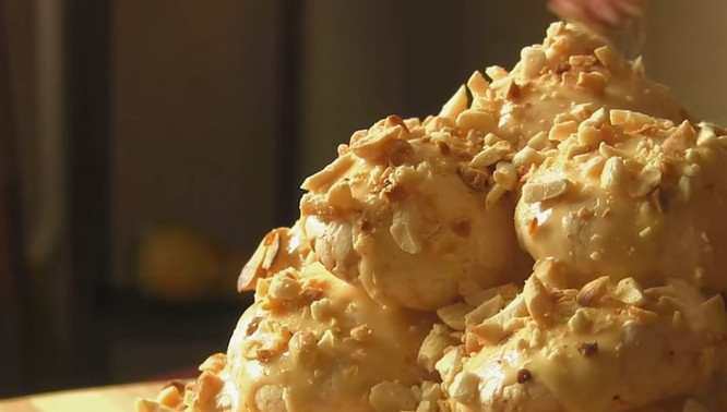 1. Этап. Торт-безе со сгущенкой: 5. В духовке или на сковороде поджарьте очищенный арахис до золотистого цвета. Подробите его ножом, посыпьте ореховой крошкой торт сверху.