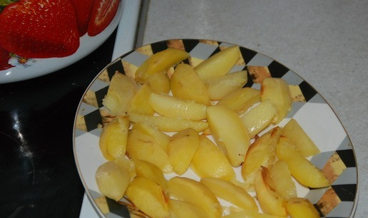 1. Этап. Теплый салат с мясными шариками: Проверьте картофель на готовность. Если все хорошо, начинаем собирать наше блюдо. Первым слоем выкладываем запеченный картофель.