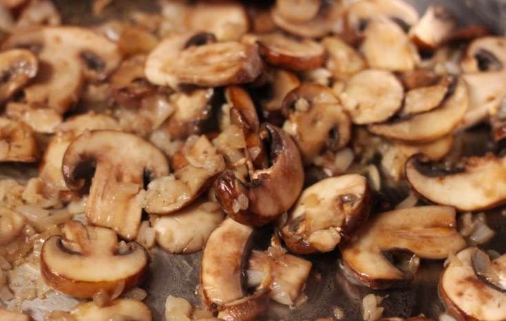 1. Этап. Суп-пюре из шампиньонов со сливками: Добавляем лук с чесноком и жарим все до золотистого цвета. Кладем крахмал, перемешиваем и заливаем грибы бульоном. Позвольте бульону прокипеть, постоянно помешивая.