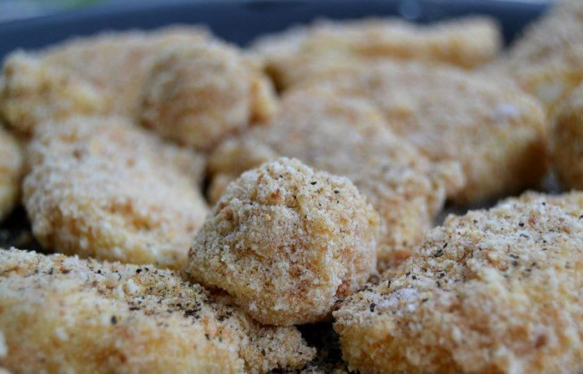 1. Этап. Жареная моцарелла: 8. Проделайте те же действия с остальными кусочками и выложите на тарелку, посолите и поперчите.