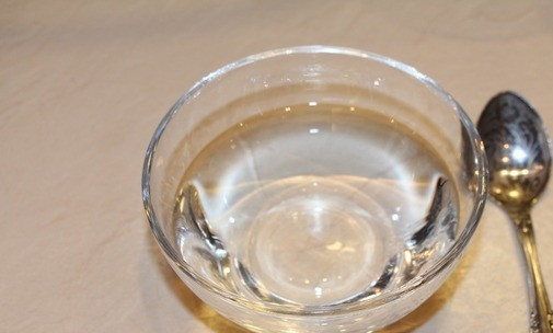 1. Этап. Пирожное Вишнёвый ноктюрн: Для проверки готовности сиропа, небольшое его количество капните в холодную воду. Из сиропа должен получиться шарик при скатывании.