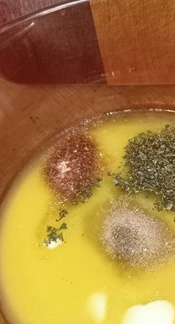 1. Этап. Безглютеновый закусочный кекс: Включить духовку нагреваться до 180С. 60 г масла слегка подтопить в микроволновке на малой мощности. Добавить к нему соль, сахар, паприку, сушеную зелень, псиллиум (он нужен для клейкости, которой нет в безглютеновой муке).