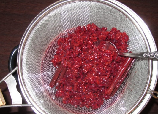 1. Этап. Соус из барбариса: 2. В мелкое сито выложите сваренные ягоды и подождите, пока они немного остынут. Протрите их через сито. Таким образом мы избавимся от косточек и кожицы и получим нужную мякоть.