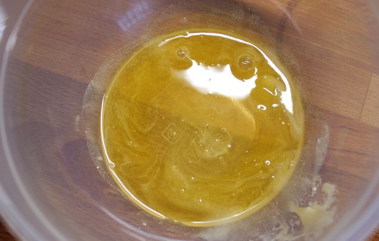 1. Этап. Говядина в смородиновом маринаде: В чашу налить масло и мед.