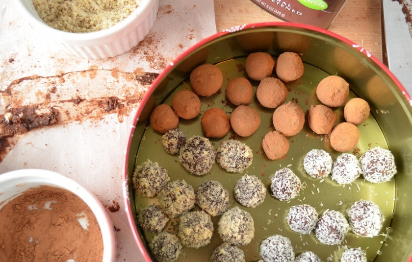 1. Этап. Шоколадные трюфели: 3. Теперь можно обвалять трюфели в тертом шоколаде, соли, какао, молотых орехах или кокосовой стружке. Перед тем, как будете обваливать шарики, прогрейте их в руках.