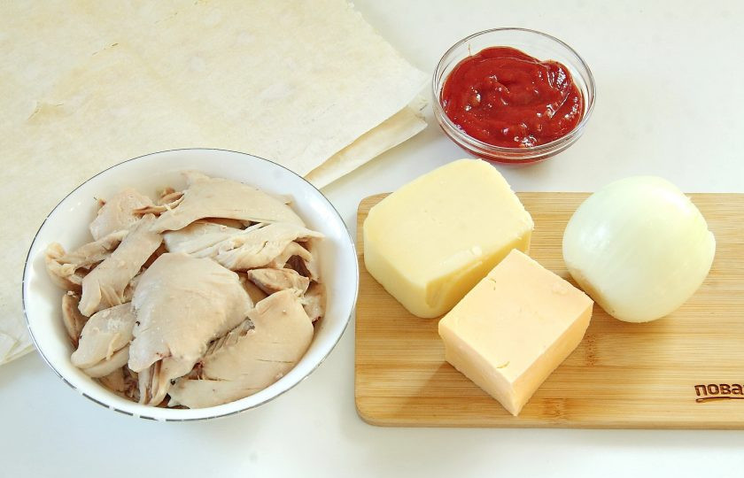 1. Этап. Закуска Цветущее кольцо Кесадильи: Подготовьте все ингредиенты. Курицу заранее отварите в подсоленной воде и отделите мясо от костей.