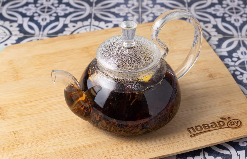 1. Этап. Чай из шелковицы: Закройте заварочный чайник крышкой и дайте настояться 10 минут.