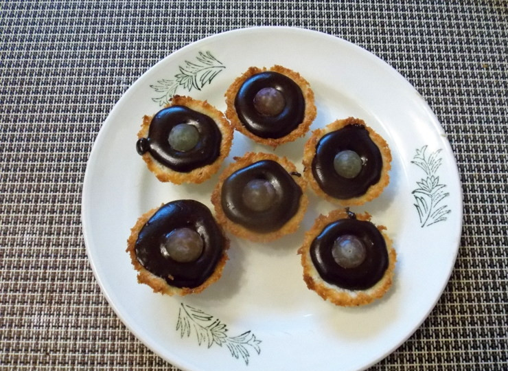 1. Этап. Кокосовые тарталетки с шоколадной начинкой: Остудите массу и заполните ею тарталетки. Украсьте на Ваше усмотрение.