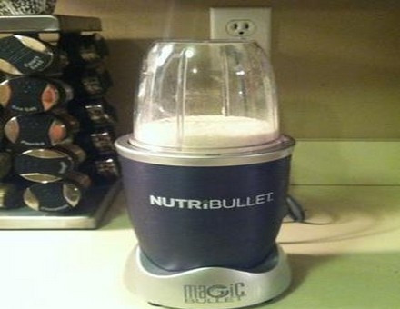 1. Этап. Рисовый напиток: Измельчите рис в порошок в блендере.