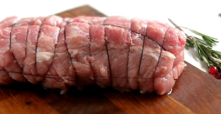 1. Этап. Мясной рулет с клюквой: 4. Сверните плотно рулет и замотайте его ниткой. Посолите и поперчите.