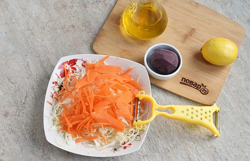 1. Этап. Салат Щетка: Морковь очистите и натрите на терке или воспользуйтесь овощечисткой с зубчиками. Выложите к моркови.