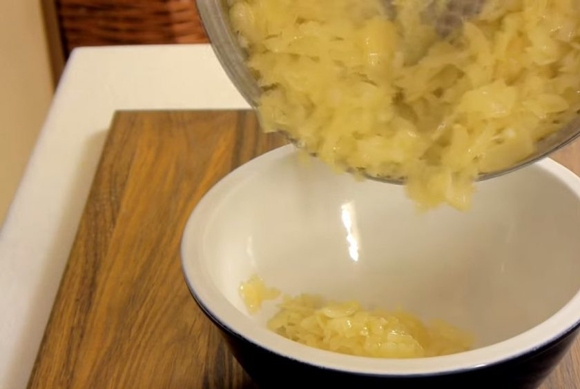 1. Этап. Пирог луковый: 2. Добавьте яично-сметанную смесь и быстро замесите тесто. Переместите тесто в полиэтиленовый пакет, распластайте и поставьте в холодильник на 30 минут. Готовый лук переложите в миску и остудите.