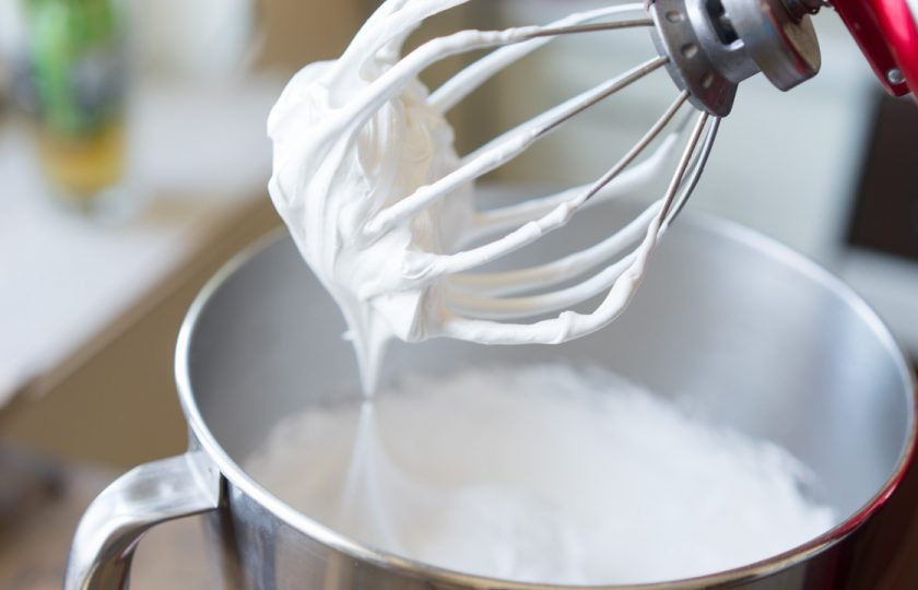 1. Этап. Десерт Птичье молоко: 15. Когда пена будет густой, добавьте сливочное масло и сгущенное молоко.