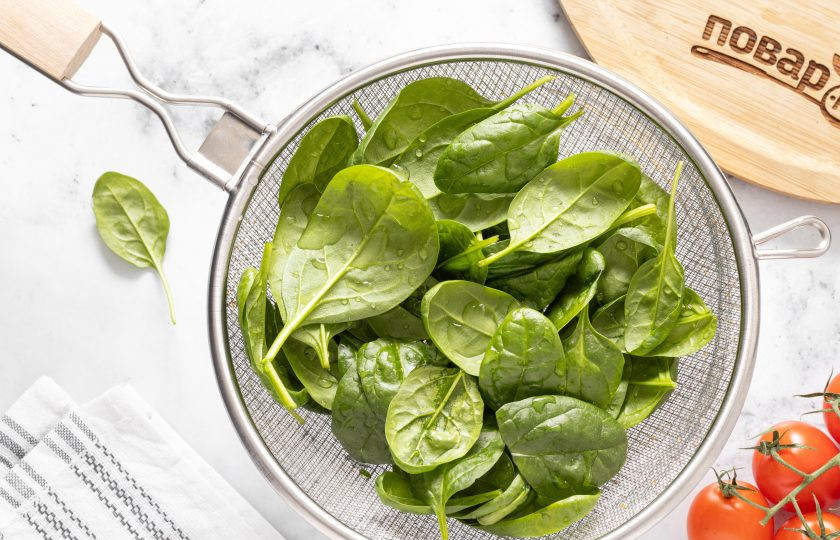 1. Этап. Салат со шпинатом, помидорами и огурцами: Шпинат помойте, переберите и обсушите.