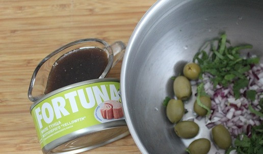 1. Этап. Деревенский испанский салат с тунцом: В чашу выложить нарезанную зелень и лук, оливки. Для заправки соединить оливковое масло, бальзамик, перец белый, мед по вкусу, копченую паприку, щепотку соли и выдавить чеснок. Все хорошо взбить до эмульсии.