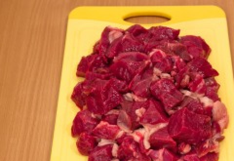 1. Этап. Баклажаны по-дагестански: Баранину режем кусочками.