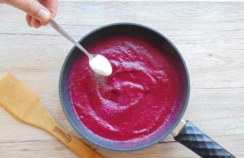 1. Этап. Свекольный кетчуп на зиму: Добавьте сахар.