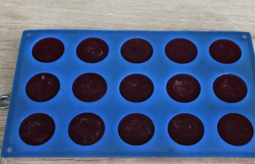 1. Этап. Малиновый мармелад: Малиновый сок с желатином процеживаем через сито и разливаем по формочкам. Отправляем формы в холод на 30-40 минут.