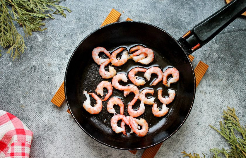 1. Этап. Паста с креветками и соусом Песто: Выложите в сковороду очищенные креветки, посолите, перемешайте и обжарьте в течение одной минуты.