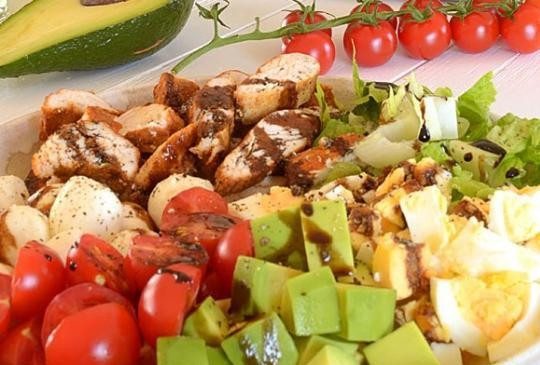 1. Этап. Капрезе с курицей и авокадо: Перед подачей добавьте к салату немного остывший соус. Приятной дегустации!