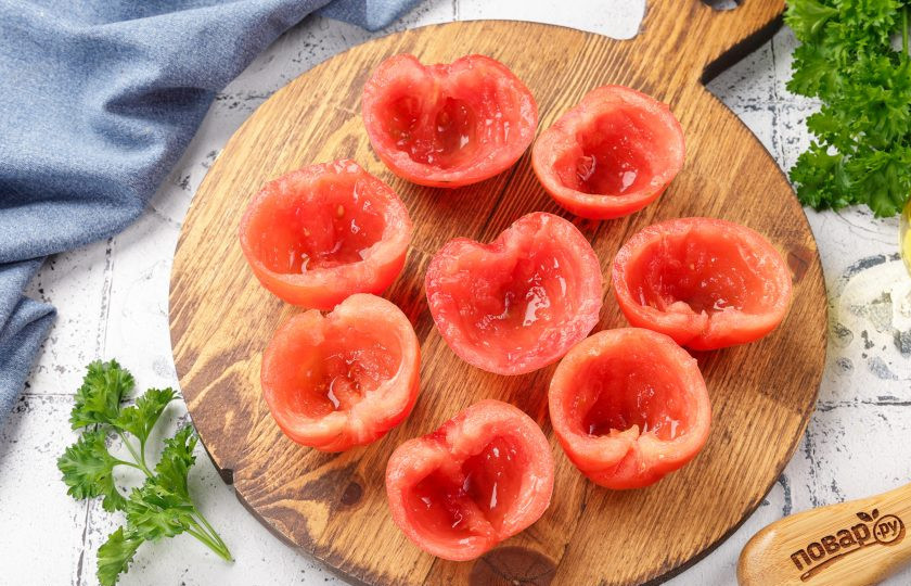 1. Этап. Помидоры по-провансальски: Помидоры помойте, разрежьте пополам и ложечкой аккуратно извлеките сочную мякоть. Мякоть можете заморозить и в дальнейшем использовать для приготовления других блюд.