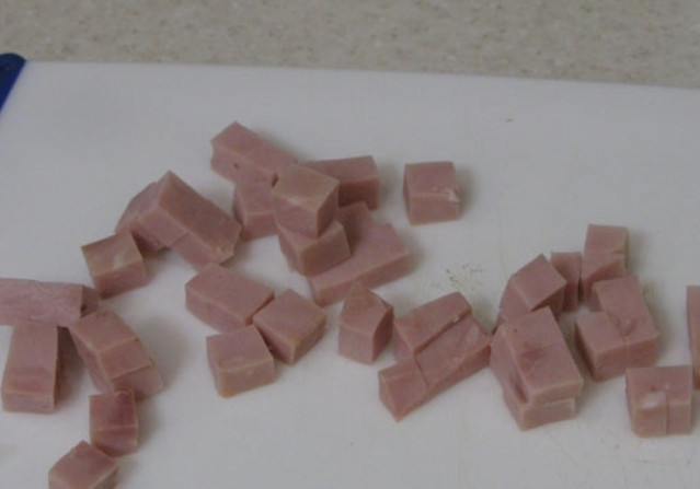 1. Этап. Яйца заливные: Ветчину и перец порежьте небольшими кубиками так, чтобы кусочки проходили в отверстие в скорлупе. Подготовьте кукурузу и зелень.