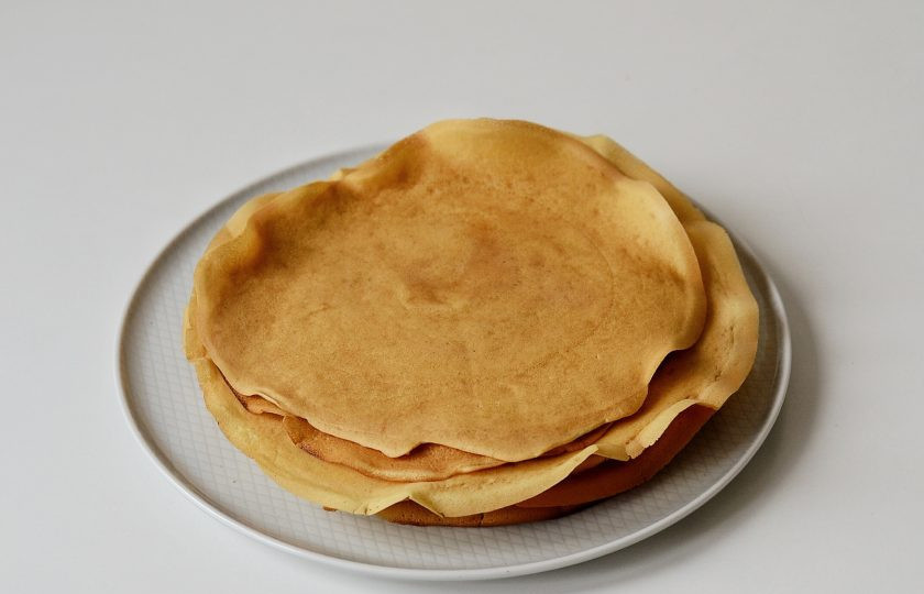 1. Этап. Веганские блины на овсяном молоке: Готовые блины накройте влажным полотенцем, чтобы они стали более эластичными.