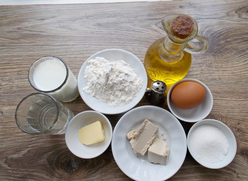 1. Этап. Блины на живых дрожжах: Подготовьте все необходимые ингредиенты для приготовления блинов на живых дрожжах.