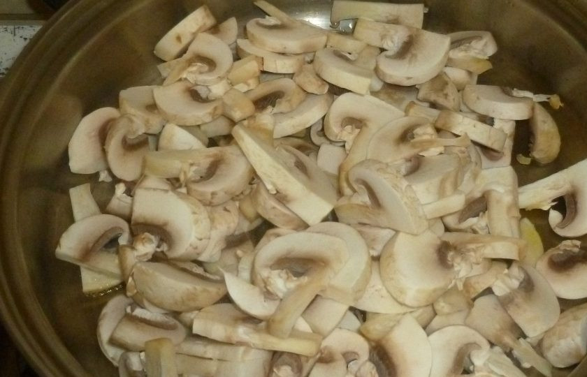 1. Этап. Курица с кешью и грибами: На другой сковороде разогрейте оставшееся масло, обжарьте грибы.