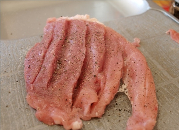 1. Этап. Мясо в чесночном соусе: На каждом куске делаем небольшие надрезы-насечки. Хорошенько солим и перчим.