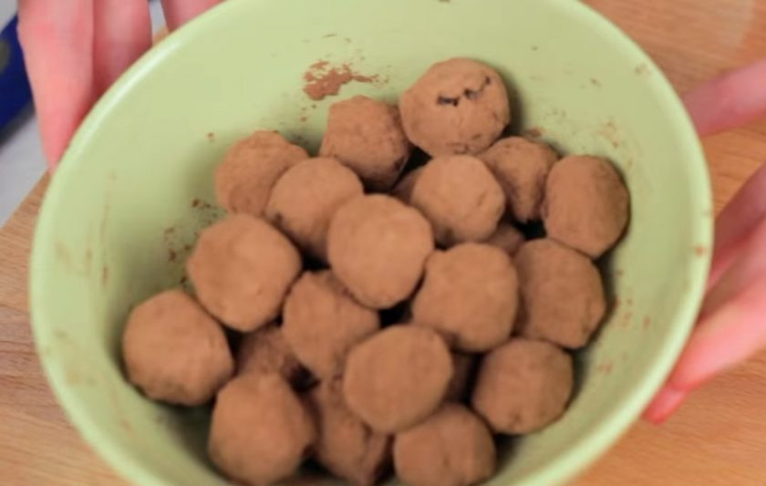 1. Этап. Шоколадные трюфели с авокадо: 3. Оставьте массу в морозилке для того, чтобы она немного затвердела. Когда ее можно будет скатывать руками, сформируйте из массы шарики и обваляйте их в какао.