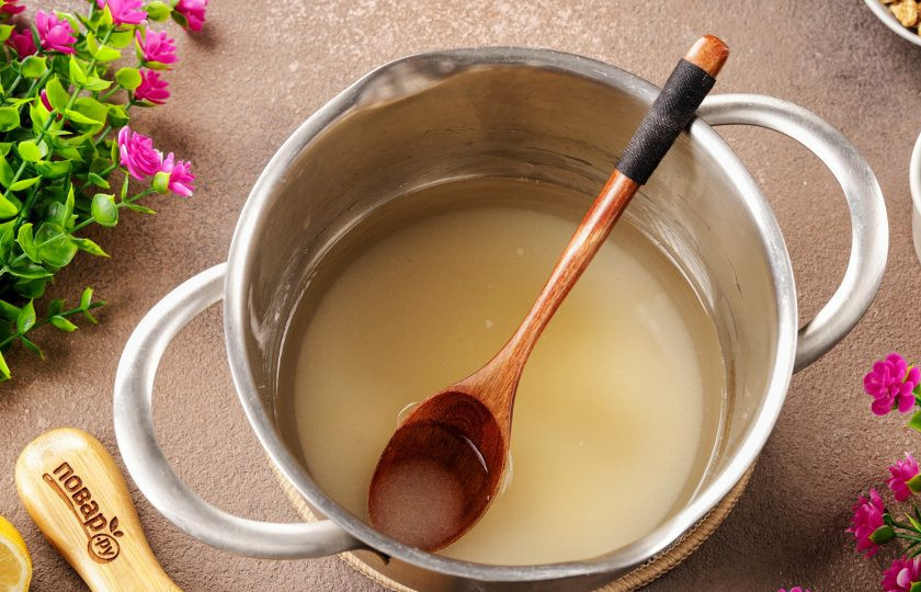 1. Этап. Пирог Равани: Для сиропа в кастрюльке соедините сахар и воду.